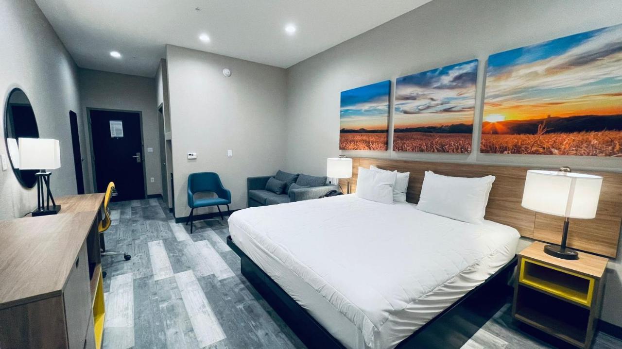 Days Inn & Suites By Wyndham Greater 汤博尔 外观 照片