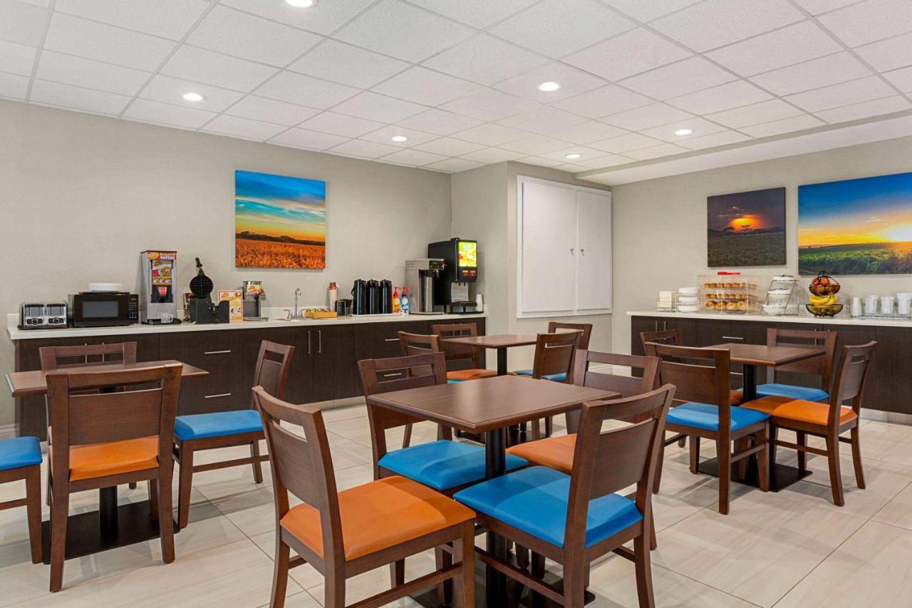 Days Inn & Suites By Wyndham Greater 汤博尔 外观 照片