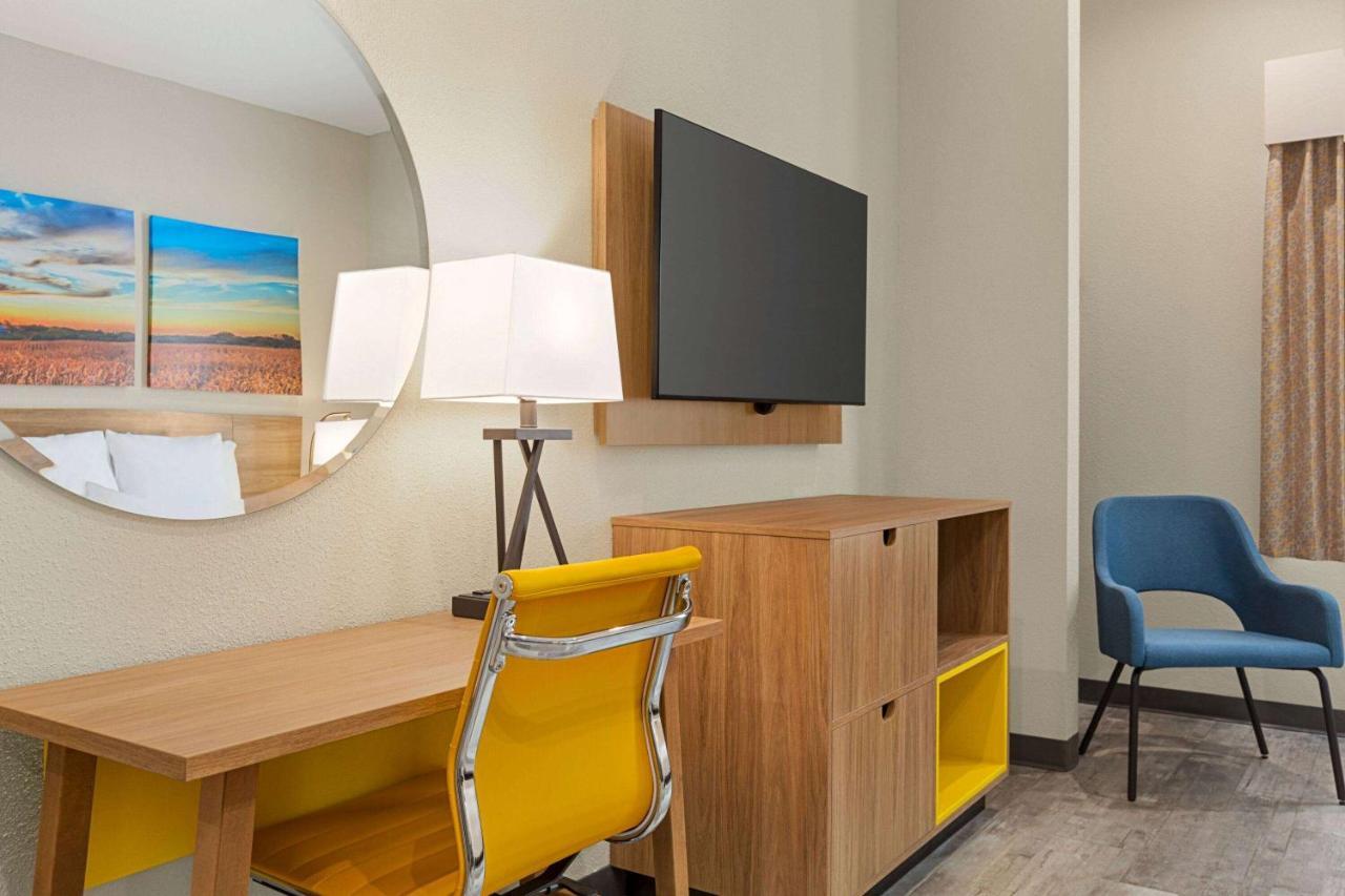 Days Inn & Suites By Wyndham Greater 汤博尔 外观 照片