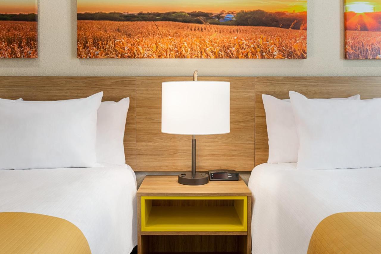 Days Inn & Suites By Wyndham Greater 汤博尔 外观 照片
