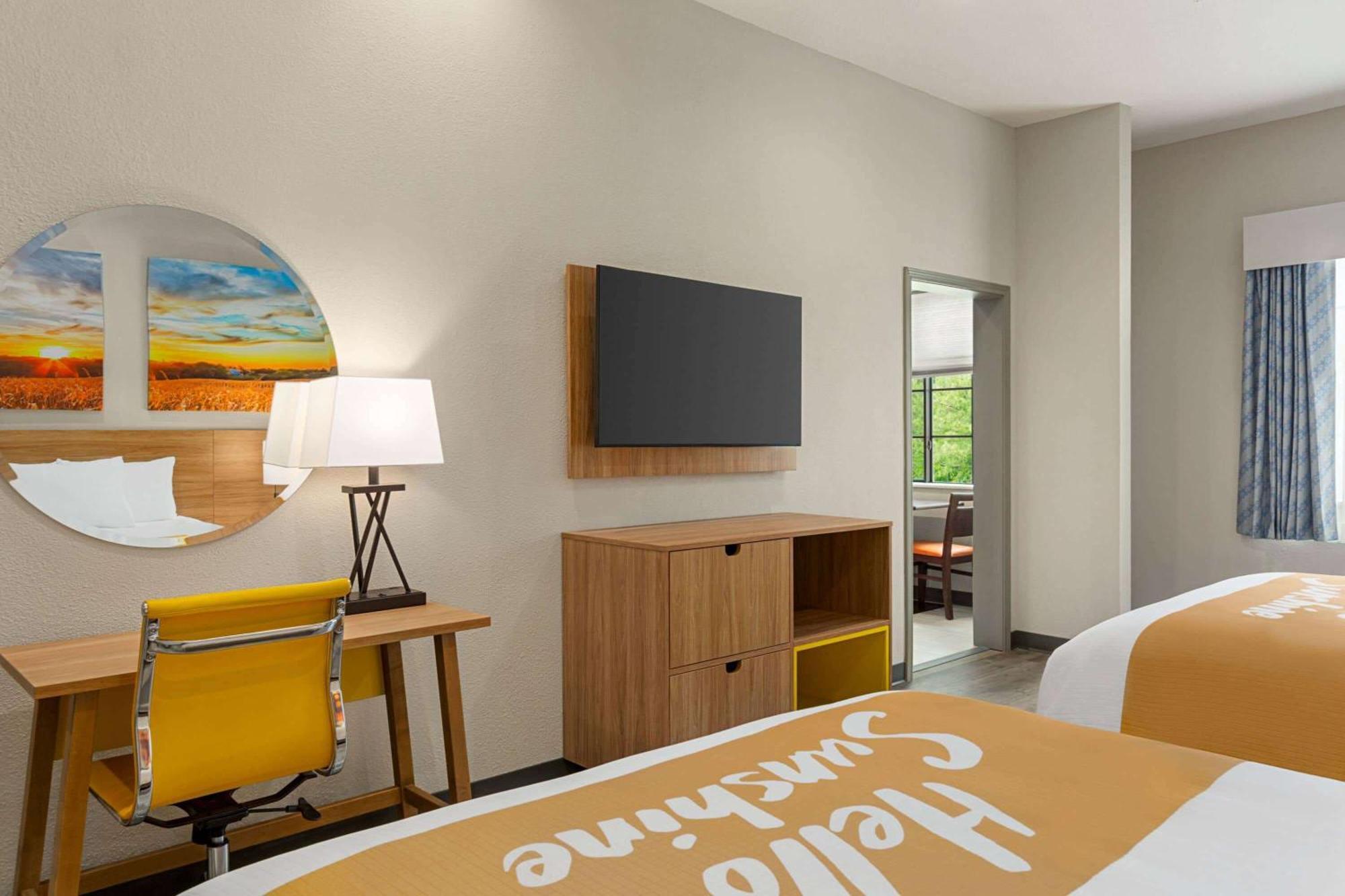 Days Inn & Suites By Wyndham Greater 汤博尔 外观 照片